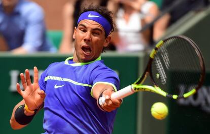 Nadal devuelve la pelota, durante el torneo de Roland Garoos.