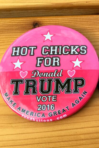 "Chicas calientes para Trump. Vota 2016. Haz que América vuelva a ser genial". Sí, muy en sintonía con la filosofía sexista y acosadora de Trump.