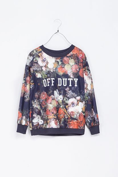 Sudadera con estampado floral de Zara (22,95 euros).