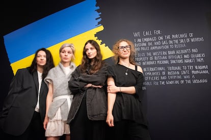Algunas de las miembros de Pussy Riot, a la derecha Maria Aliójina, en la presentación de la exposición.