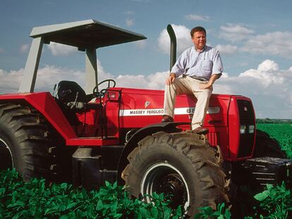 Blário Borges Maggi, gobernador de Mato Grosso y primer productor mundial de soja, subido a un tractor.