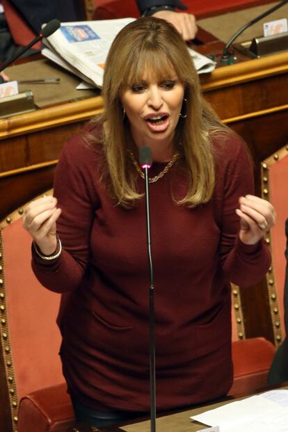 La senadora italiana Alessandra Mussolini, nieta del dictador italiano Benito Mussolini y sobrina de Sophia Loren, pronuncia un discurso pro-Berlusconi en Roma, Italia, el 27 de noviembre del 2013.