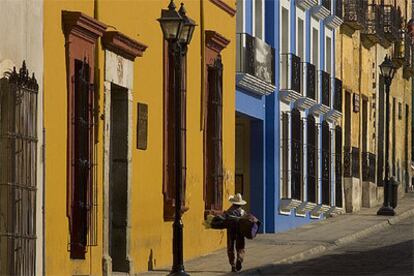 Casas coloniales en una calle de Oaxaca, la ciudad mexicana de moda para el turismo internacional.