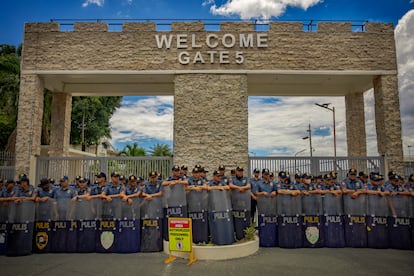 Agentes de policía montan guardia frente a la base aérea de Villamor, donde el expresidente Rodrigo Duterte fue llevado tras su arresto por orden de la Corte Penal Internacional (CPI), este martes en Pasay.