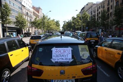 "Gracias Ayuntamiento por vuestro apoyo" es cartel que porta un taxi durante la concentración en Barcelona.