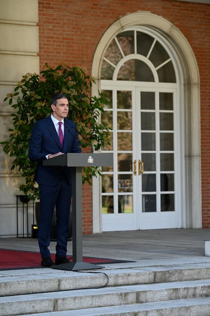 Sánchez, en un momento de su comparecencia este lunes en La Moncloa, en una imagen distribuida por Moncloa.