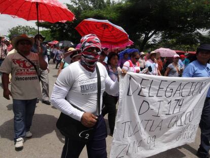 Integrantes de la CNTE marchan en Chiapas este lunes. 