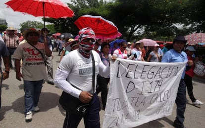 Integrantes de la CNTE marchan en Chiapas este lunes. 