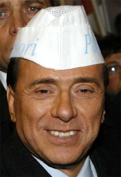 Silvio Berlusconi luce un gorro de panadero durante una manifestación contra la violencia callejera celebrada en Milán el pasado jueves.