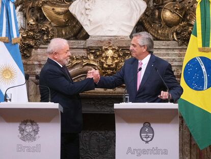 El presidente de Brasil, Luiz Inacio Lula da Silva, estrecha la mano a Alberto Fernández, presidente de Argentina, en una cumbre entre ambos países celebrada en Buenos Aires el 23 de enero.