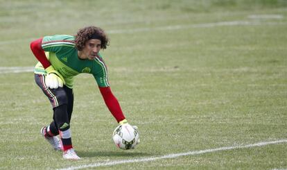 Guillermo Ochoa, en un entrenamiento esta semana.