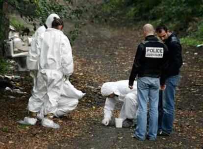 Agentes de la policía judicial y científica francesa inspeccionan los alrededores de la factoría química de Lorette.