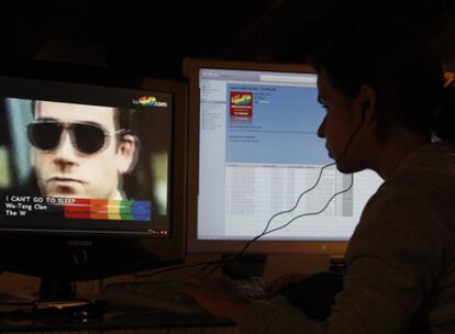 Una internauta contempla un vídeo musical en la pantalla de un ordenador.
