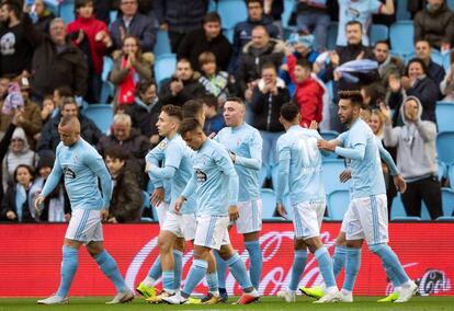 Aspas, en el centro, celebra uno de sus goles.