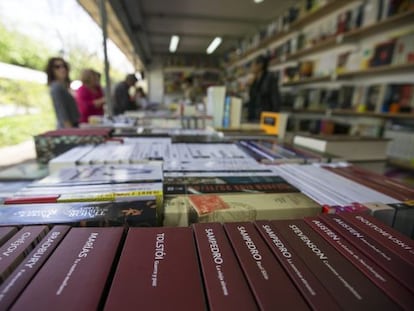 Pie de Foto: Casetas preparadas para el Día del Libro en Valencia.
