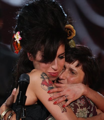 Amy Winehouse abraza a su madre en la gala de los Premios Grammy 2008, en la que obtuvo 4 galardones por su segundo disco Back to Black.