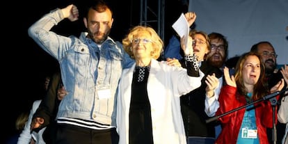 Manuela Carmena, con su equipo, tras conocer los resultados.