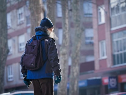 Un hombre camina bien abrigado por la calle, a primera hora de este jueves en Vitoria.