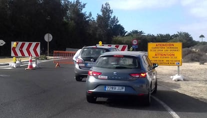 El acceso a la carretera de las Dunas en la glorieta del Hotel Riu, cerrado a partir de este viernes.