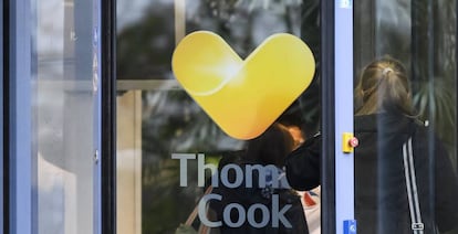 Una mujer entra en la sede de la rama alemana de Thomas Cook.