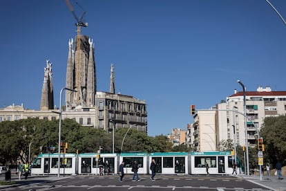 Un tranvia  en el cruce de la Calle Marina en el nuevo tramo de la Avenida Diagonal entre Glories y Verdaguer.