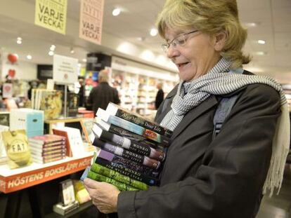 Una lectora compra libros de Alice Munro en Estocolmo.