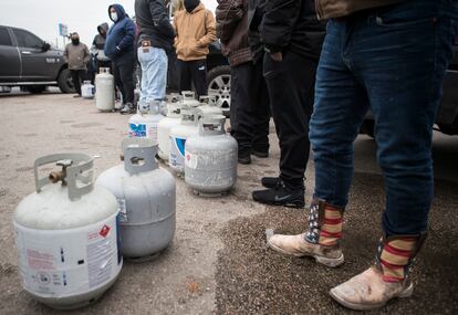 Personas hacen fila para llenar sus tanques de propano vacíos en Houston, Texas el 16 de febrero.