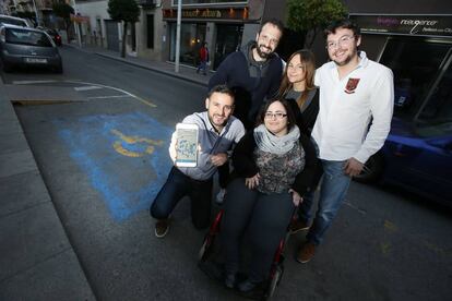 Ana Puertas, en silla de ruedas, junto a otros fundadores de DisabledPark.