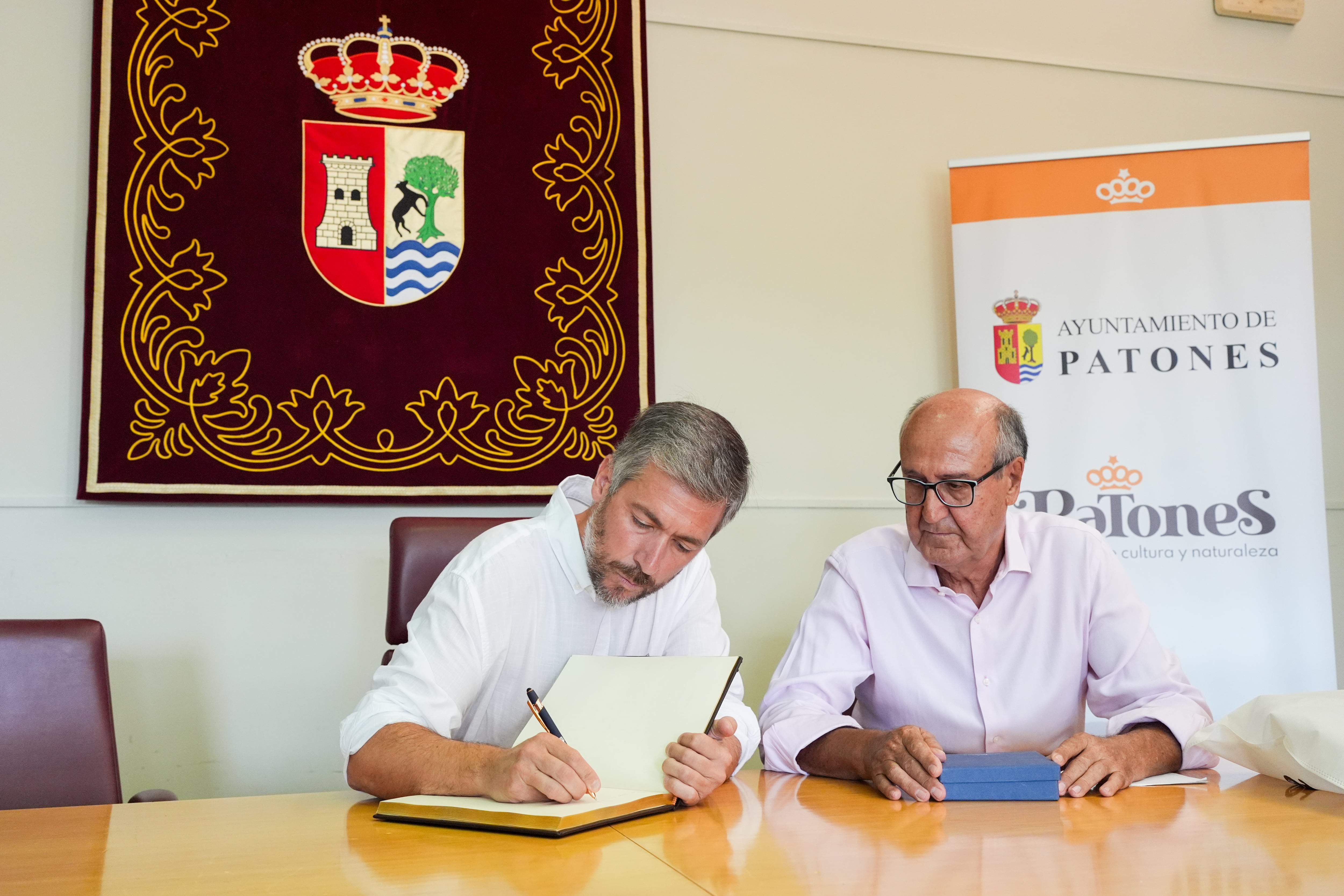 El consejero al que Ayuso y Feijóo apuntan por la compra del ático pide comparecer ante la Asamblea de Madrid para dar explicaciones