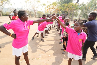 Un grupo de estudiantes participa en las actividades del club de niñas de la Escuela Primaria de Mussinha, cerca de Gorongosa.
