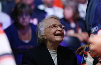 Virginia McCaskey habla con un aficionado durante la celebración de los 100 años de los Bears en junio de 2019, en Rosemont, Illinois.