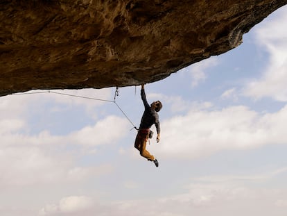 Reportaje sobre la escalada como nuevo deporte olímpico en Tokio 2021. Chris Sharma en La Cova de L'Ocell 17 feb. De 2021.