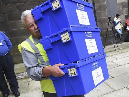 Un operario carga las urnas electorales en Edimburgo (Escocia). 