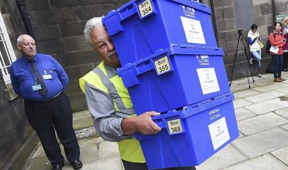 Un operario carga las urnas electorales en Edimburgo (Escocia).