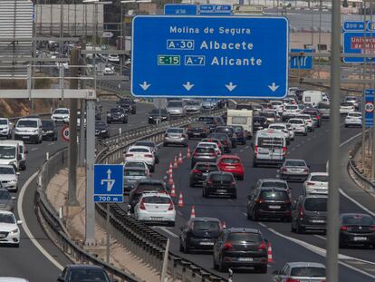 Retenciones de tráfico ocasionadas por la operación vuelta de vacaciones de Semana Santa, este lunes en la Autovía A-7 a su paso por el nudo de Espinardo en Murcia, este lunes.