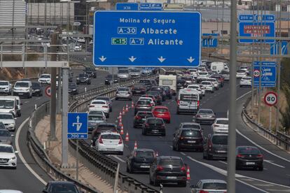 Retenciones de tráfico ocasionadas por la operación vuelta de vacaciones de Semana Santa, este lunes en la Autovía A-7 a su paso por el nudo de Espinardo en Murcia, este lunes.