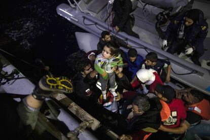 Refugiados y migrantes en un barco de la Guardia Costera durante una operación de rescate cerca de la isla griega de Samos. 