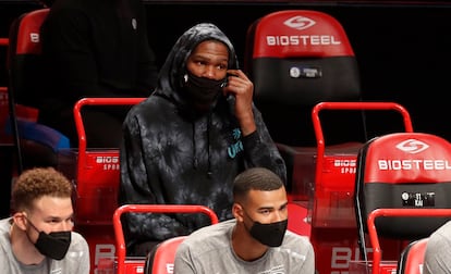 Kevin Durant, en el banquillo durante un partido reciente entre Nets y Wizards.