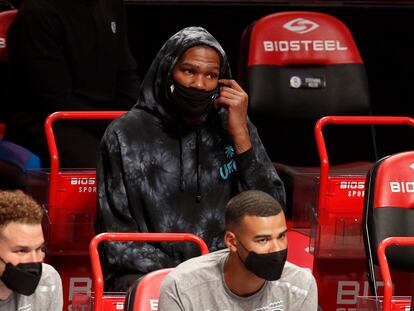 Kevin Durant, en el banquillo durante un partido reciente entre Nets y Wizards.