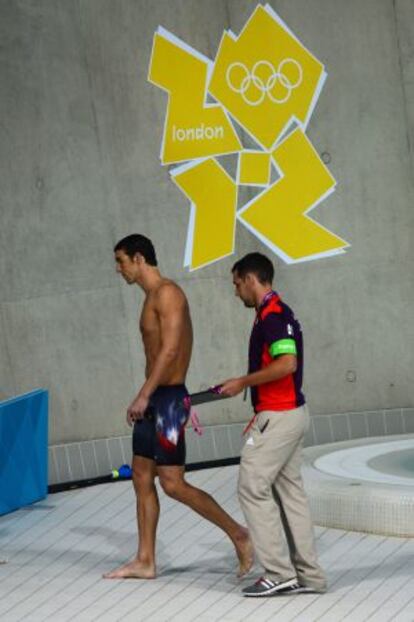 Phelps abandona la piscina tras terminar la carrera.