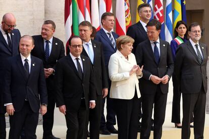 Los líderes europeos se colocan para hacerse la foto de familia durante la cumbre por el 60 aniversario del Tratado de Roma.