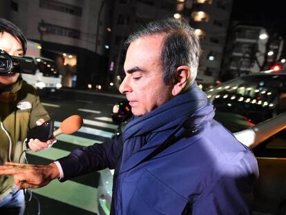 Carlos Ghosn llega a su domicilio en Tokio, acompa&ntilde;ado de su esposa, Carole, el 3 de abril.  