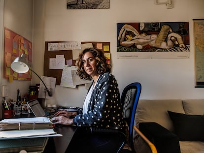 Irene Lozano, escritora y colaboradora de Pedro Sánchez en su libro 'Tierra firme', en su casa, poco antes de Navidad.