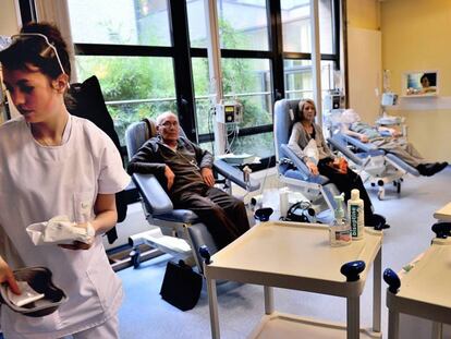 Pacientes recibiendo quimioterapia en Lille (Francia).