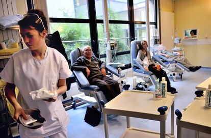 Pacientes recibiendo quimioterapia en Lille (Francia).
