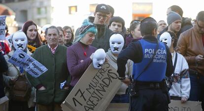 Un grup de dones protesta contra la violència masclista a la Puerta del Sol, a Madrid.