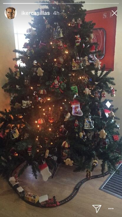El futbolista Iker Casillas ha enseñado otra perspectiva del árbol navideño de su hogar, donde se puede ver otro adorno que sus pequeños no han querido que faltara: un scalextris con un tren de juguete que rodea el abeto.
