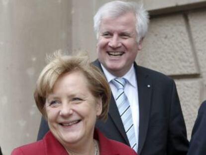 La canciller Angela Merkel (izquierda), abandona las conversaciones con el SPD.
