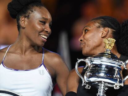Venus y Serena posan con sus respectivos trofeos en Melbourne.