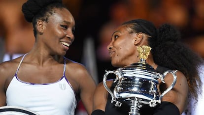 Venus e Serena posam com seus respectivos troféus em Melbourne.